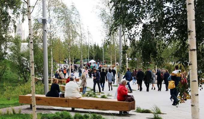 В парке Зарядье в центре Москвы снова эвакуация из-за неопознанного объекта